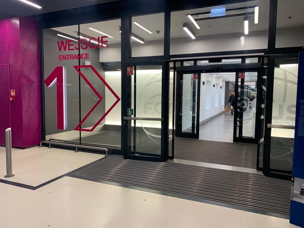 Einkaufsgalerie samt Parkhaus Warschau